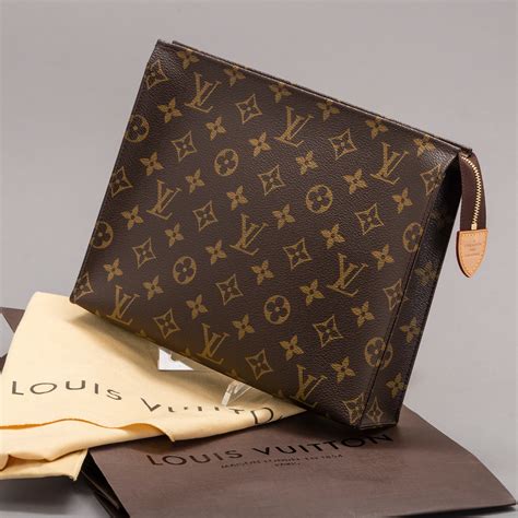 louis vuitton toiletry bag 25 price|Louis Vuitton 26 pouch.